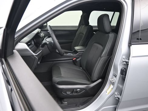 Used 2025 Jeep Grand Cherokee 4WD image 20