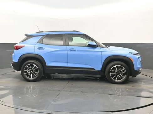 Used 2024 Chevrolet TrailBlazer LT w/ LT Cold Weather Package FWD image 2
