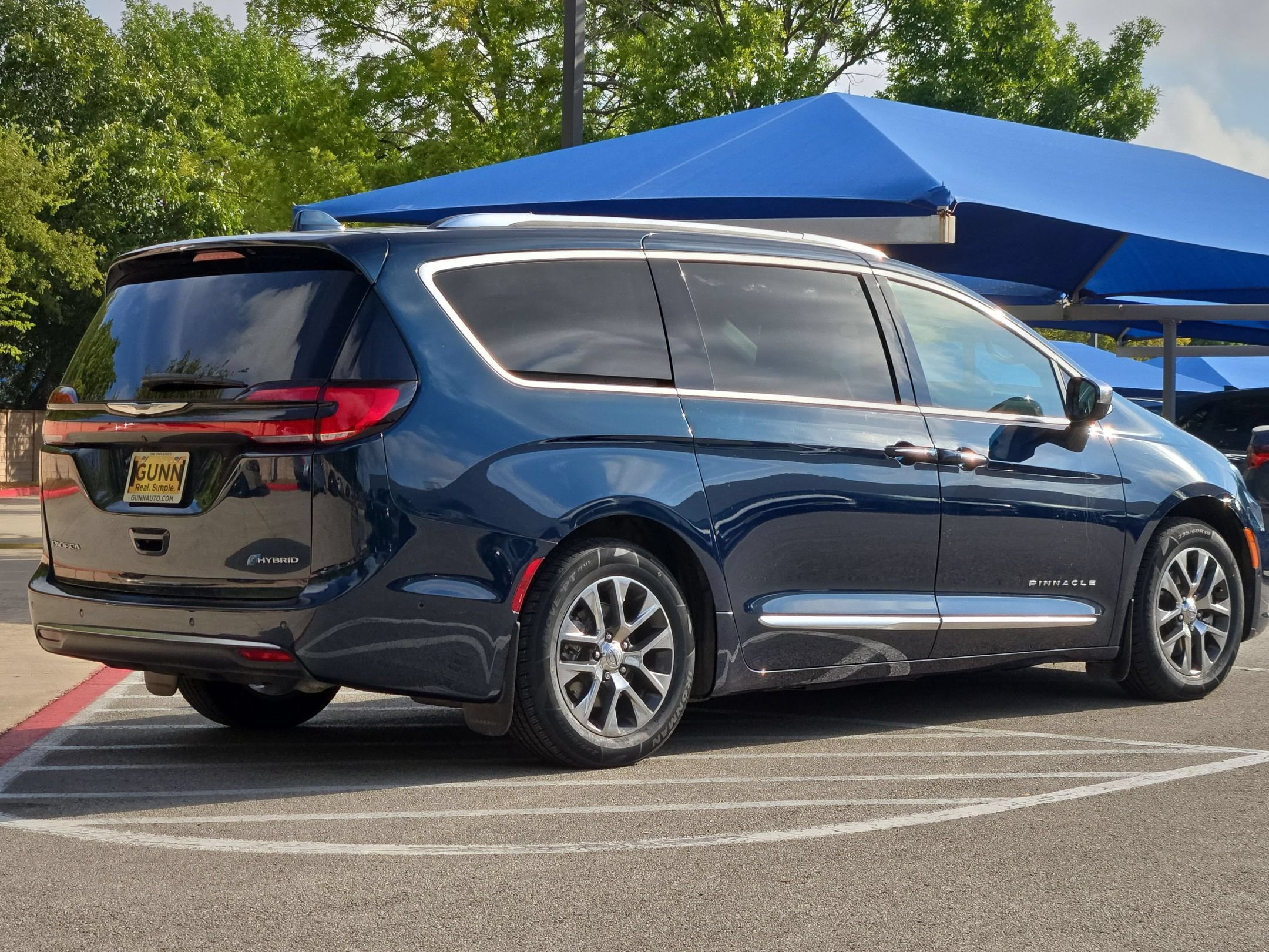 Used 2022 Chrysler Pacifica Pinnacle FWD image 3