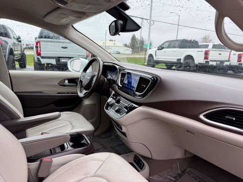 Used 2017 Chrysler Pacifica Touring-L FWD image 25