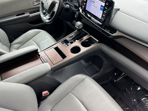 Used 2024 Toyota Sienna XLE image 17