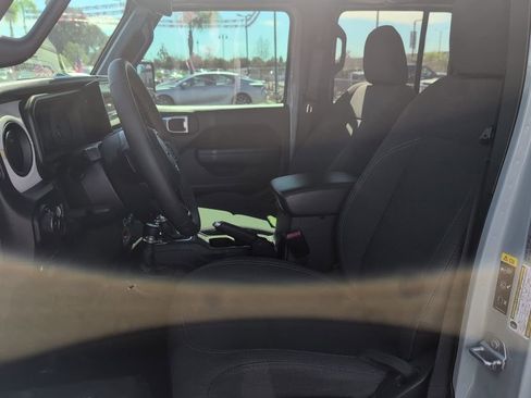 Used 2024 Jeep Wrangler Unlimited image 9