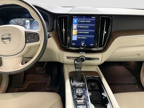 Used 2021 Volvo XC60 T5 Momentum w/ Protection Package Premier image 3