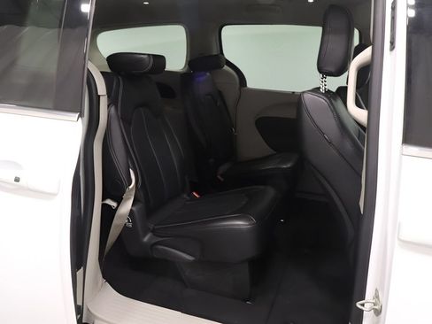 Certified 2024 Chrysler Pacifica Touring-L FWD image 14