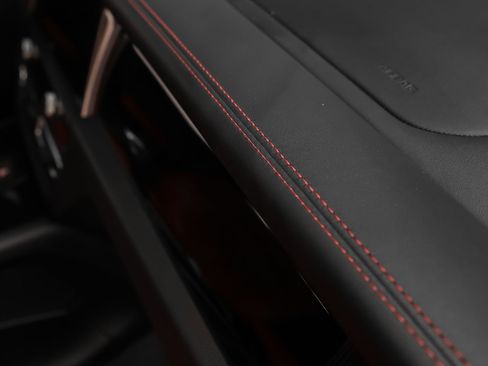 Certified 2023 Porsche Macan AWD/4WD image 22