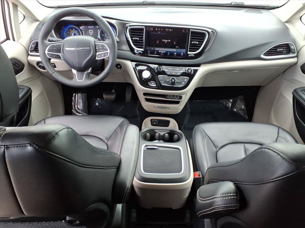 Used 2023 Chrysler Pacifica Touring-L FWD image 9