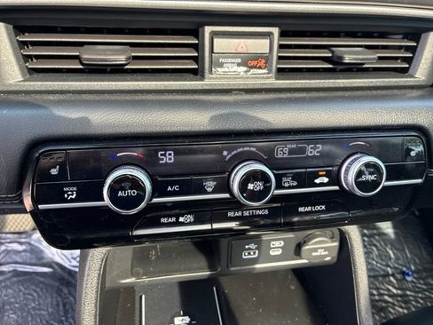 Used 2024 Honda Pilot Touring image 16