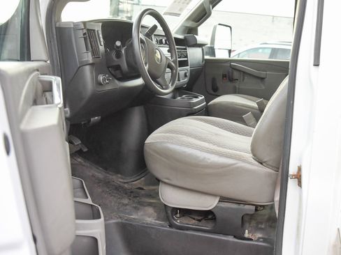 Used 2019 Chevrolet Express 3500 Extended w/ Driver Convenience Package image 8