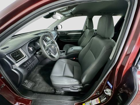 Used 2019 Toyota Highlander LE FWD image 13