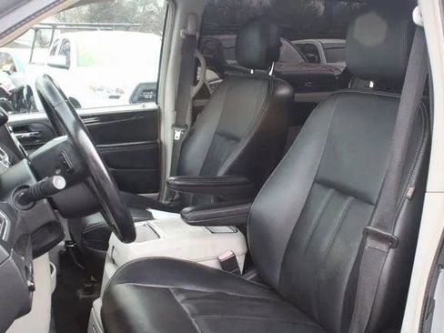 Used 2015 Chrysler Town & Country Touring image 19