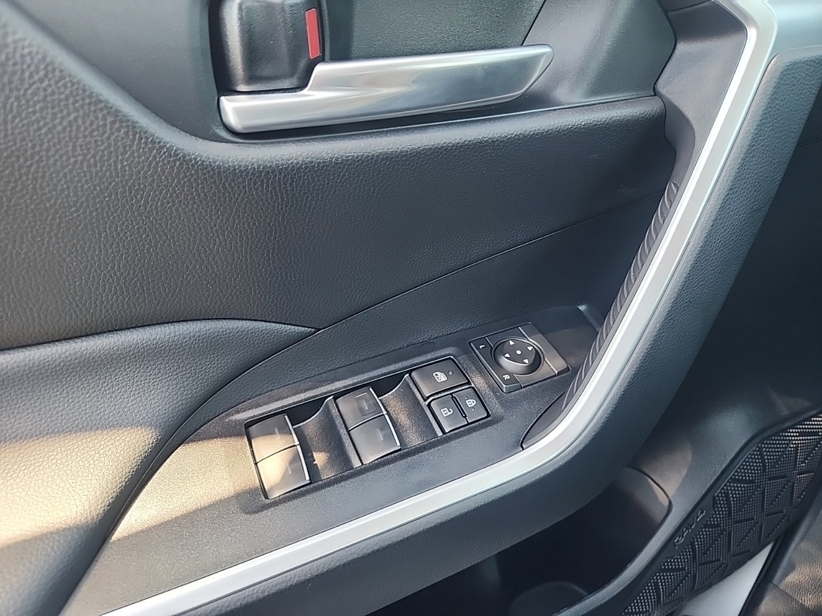 Used 2025 Toyota RAV4 XLE w/ Convenience Package AWD/4WD image 29