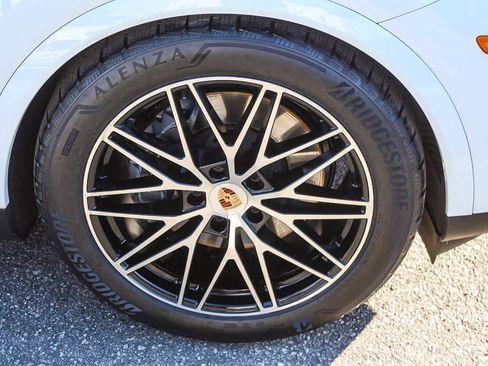 Used 2025 Porsche Cayenne image 9