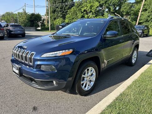 Used 2018 Jeep Cherokee Latitude Plus w/ Cold Weather Group AWD/4WD image 4