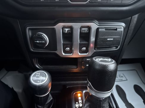 Used 2019 Jeep Wrangler Sport image 24