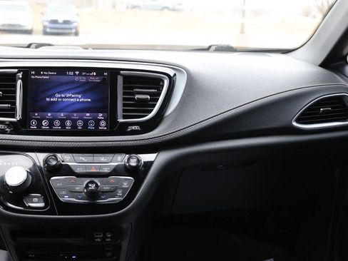 Used 2020 Chrysler Pacifica Limited w/ Advanced Safetytec Group image 27