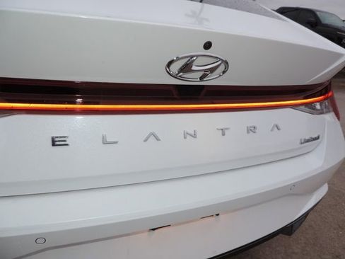 Used 2021 Hyundai Elantra Limited image 10