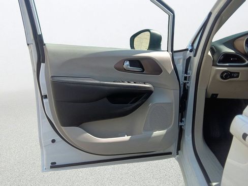 Used 2023 Chrysler Voyager LX FWD image 17