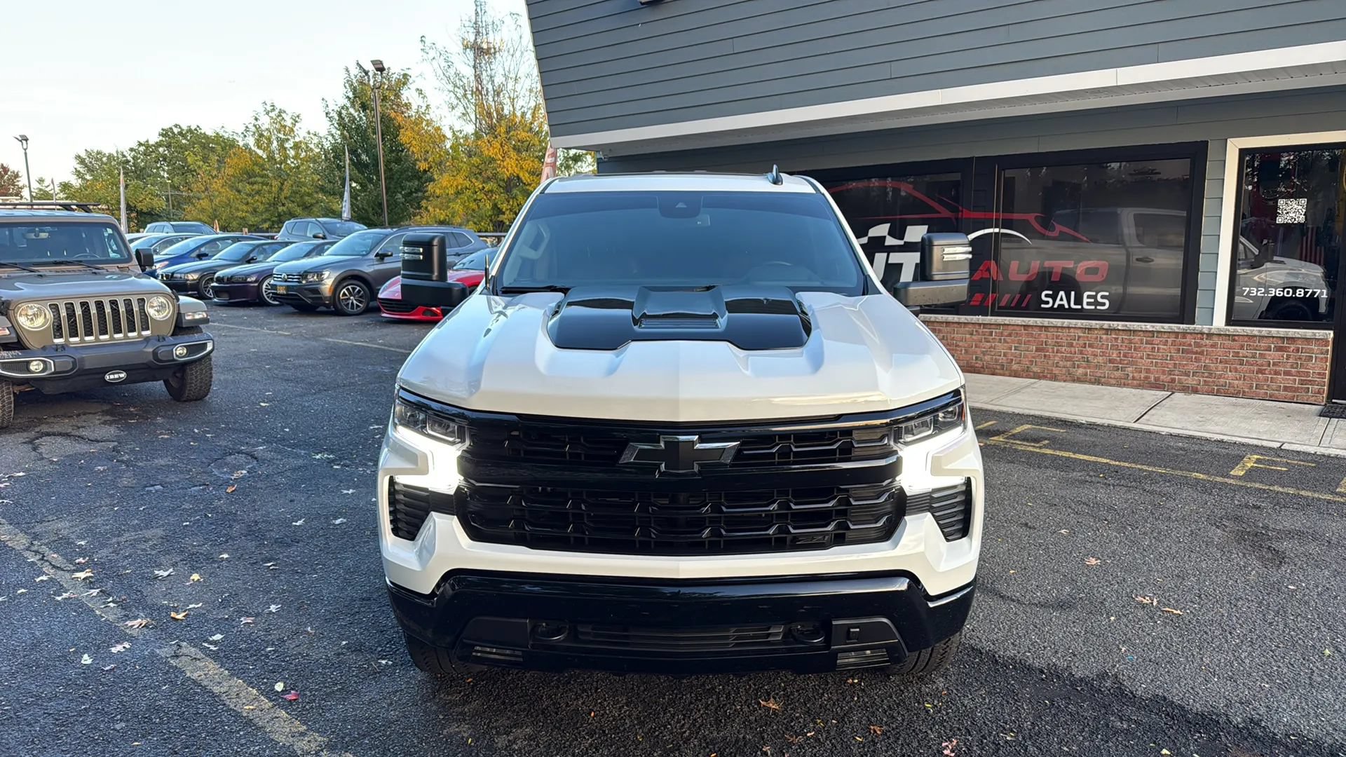 Used 2025 Chevrolet Silverado 1500 LT Trail Boss w/ Dark Appearance Package AWD/4WD image 2
