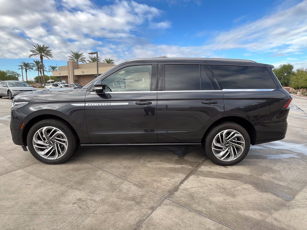 Used 2025 Lincoln Navigator Reserve AWD/4WD image 10