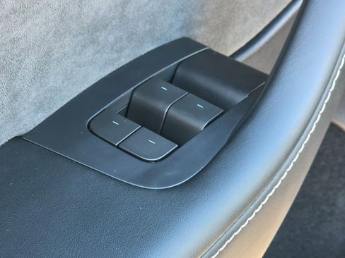 Used 2023 Tesla Model Y AWD image 22