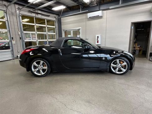 Used 2006 Nissan 350Z Grand Touring RWD image 6