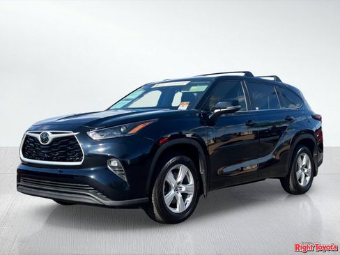Used 2024 Toyota Highlander LE AWD/4WD image 2