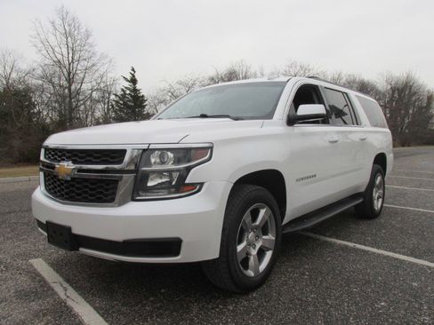 Used 2018 Chevrolet Suburban LT image 8