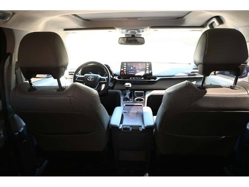 Used 2022 Toyota Sienna XLE image 21