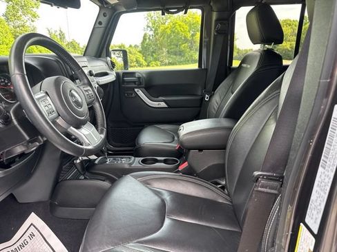 Used 2017 Jeep Wrangler Unlimited Rubicon AWD/4WD image 5