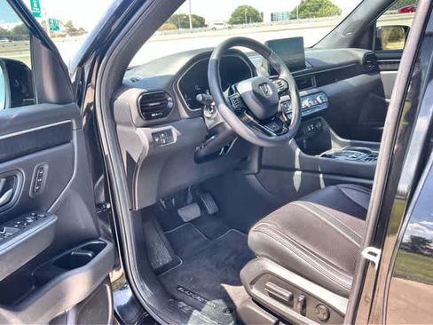 Certified 2025 Honda Pilot Black Edition image 3