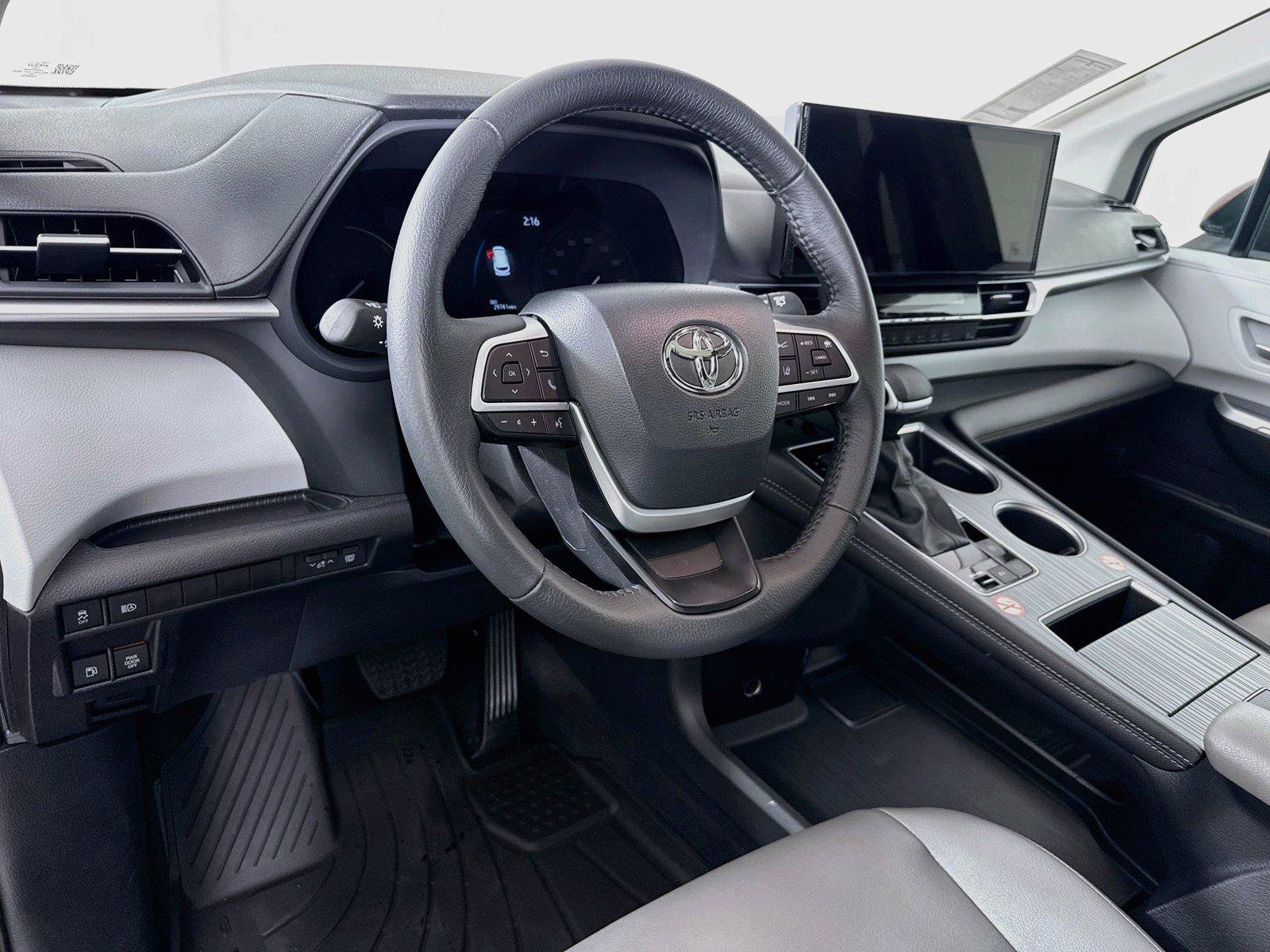 Certified 2026 Toyota Sienna XLE FWD image 4