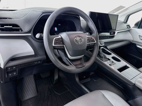 Certified 2026 Toyota Sienna XLE FWD image 4