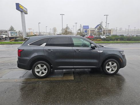Used 2023 Kia Sorento LX image 4