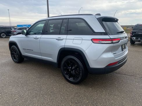 Used 2024 Jeep Grand Cherokee Altitude AWD/4WD image 4