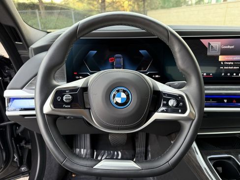 Used 2025 BMW i7 eDrive50 image 24