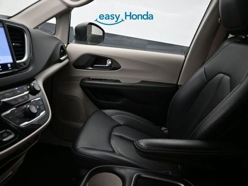 Used 2023 Chrysler Pacifica Touring-L FWD image 13