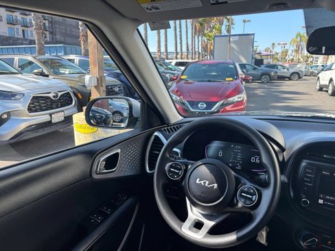 Used 2025 Kia Soul LX w/ LX Technology Package FWD image 32