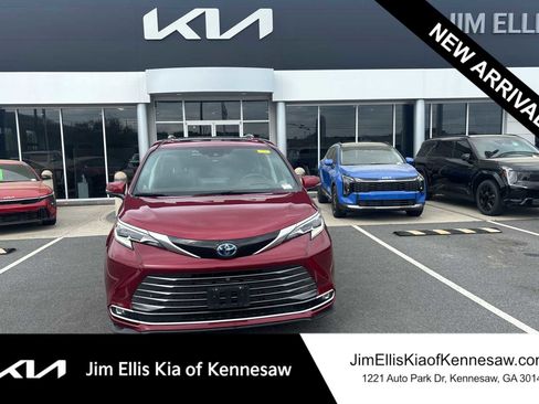 Used 2022 Toyota Sienna Platinum image 1