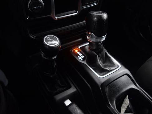 Used 2019 Jeep Wrangler Unlimited Sport image 12