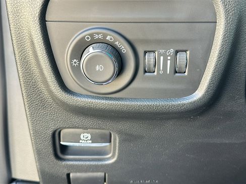 Used 2023 Jeep Grand Cherokee Limited image 16