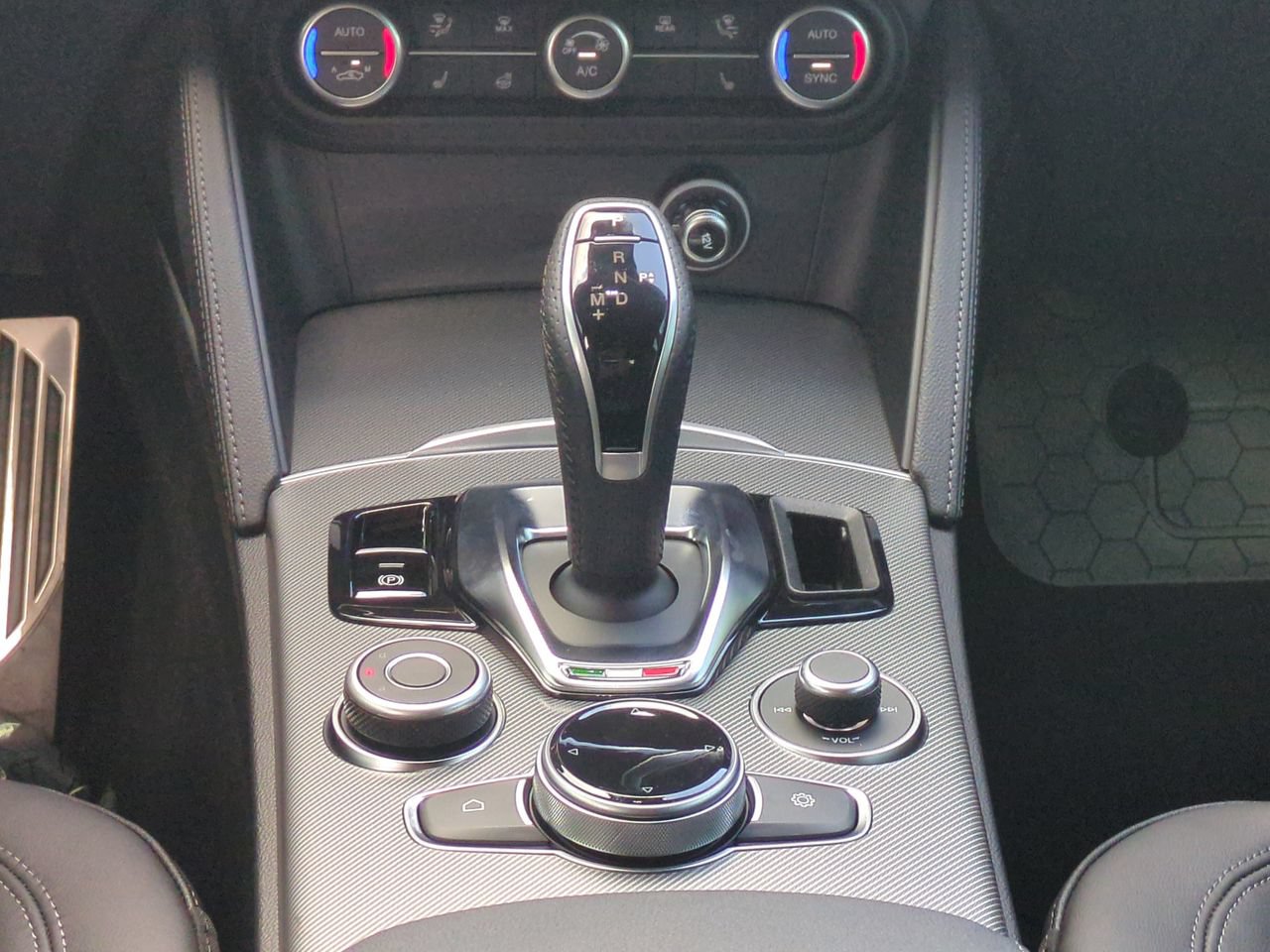 New 2025 Alfa Romeo Stelvio Sprint w/ Convenience Package AWD/4WD image 18
