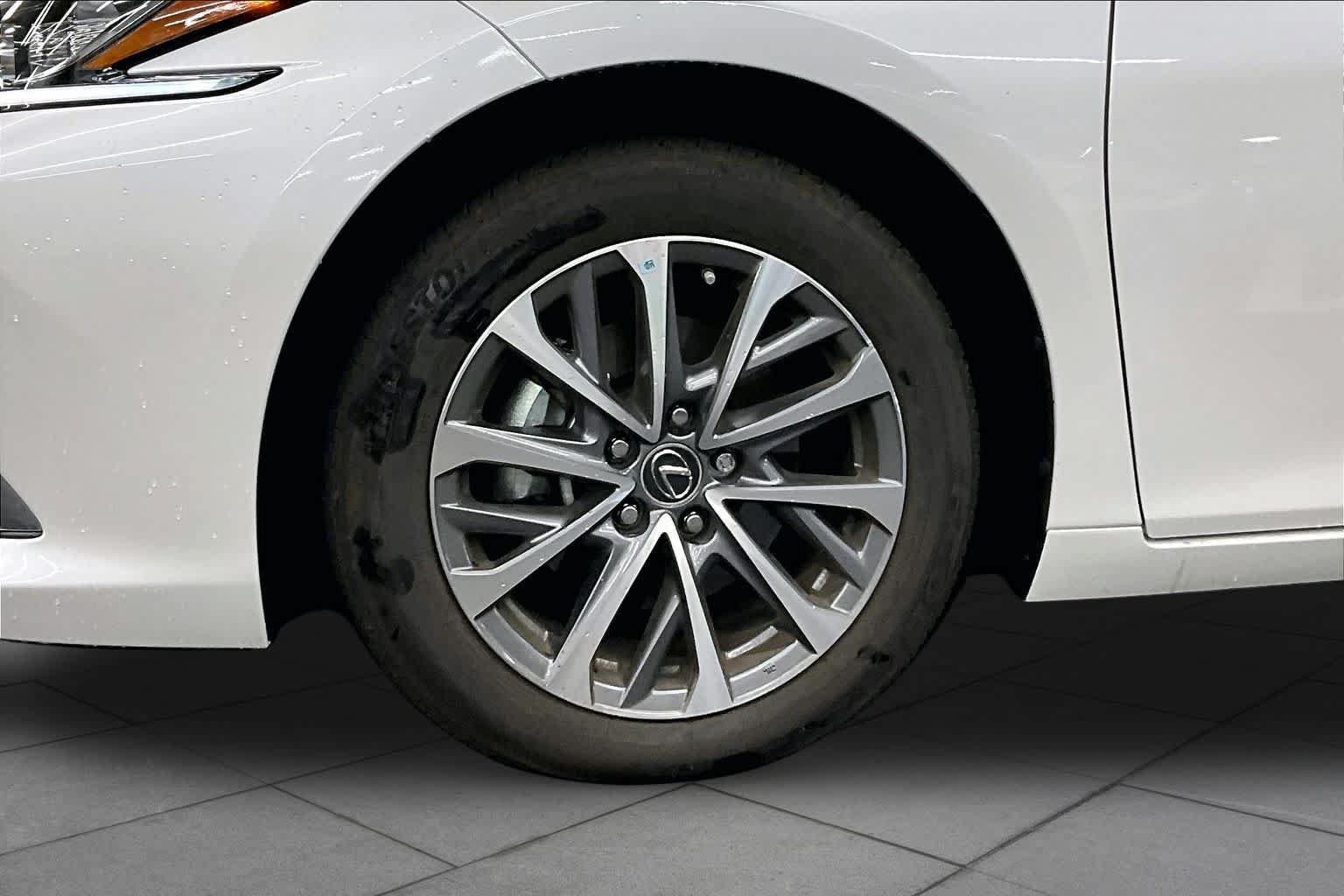 Used 2025 Lexus ES 350 w/ Accessory Package (Z2) FWD image 10