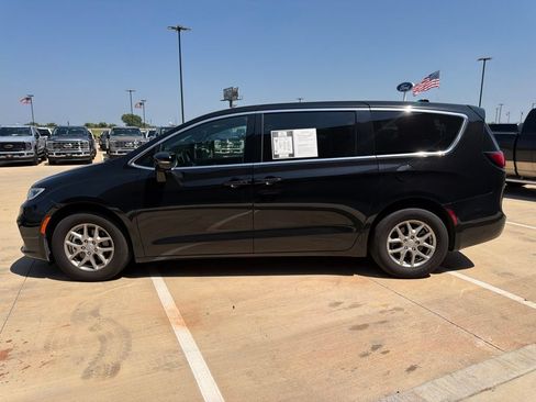 Used 2025 Chrysler Pacifica Select FWD image 6