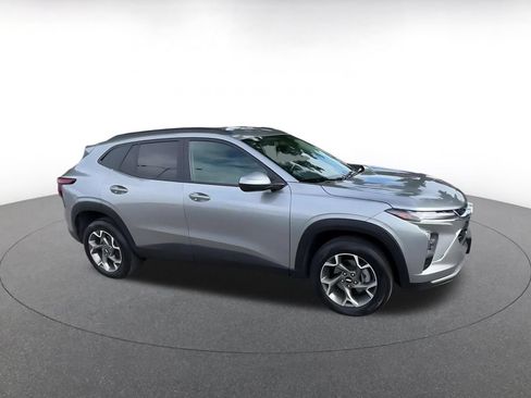 Used 2025 Chevrolet Trax LT w/ LT Convenience Package FWD image 2