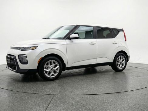 Used 2025 Kia Soul LX w/ LX Technology Package FWD image 3