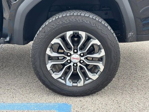 Used 2024 GMC Canyon Denali image 8