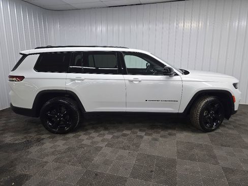 Used 2023 Jeep Grand Cherokee L Laredo AWD/4WD image 2