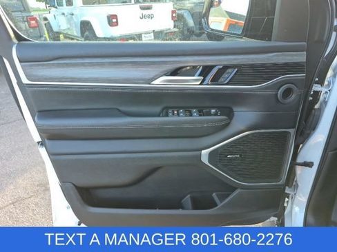 Used 2023 Jeep Wagoneer Series II w/ Premium Group I AWD/4WD image 31