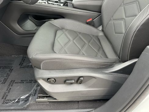 Used 2024 Volkswagen Atlas Cross Sport SE FWD image 18