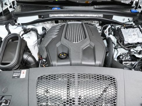 New 2026 Porsche Macan AWD/4WD image 2